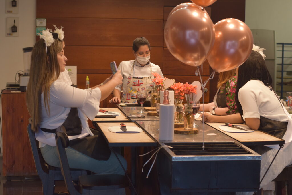 Grupo de amigos en una Cooking Party de Alquimia