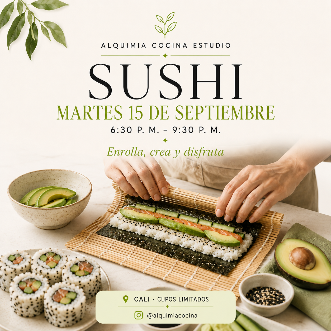 Preparación de un roll de sushi con arroz, salmón y aguacate