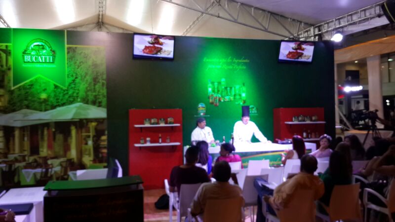 Chef en una demostración de cocina para un evento