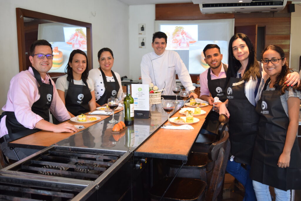 Equipo cocinando durante una actividad gastronómica de Alquimia