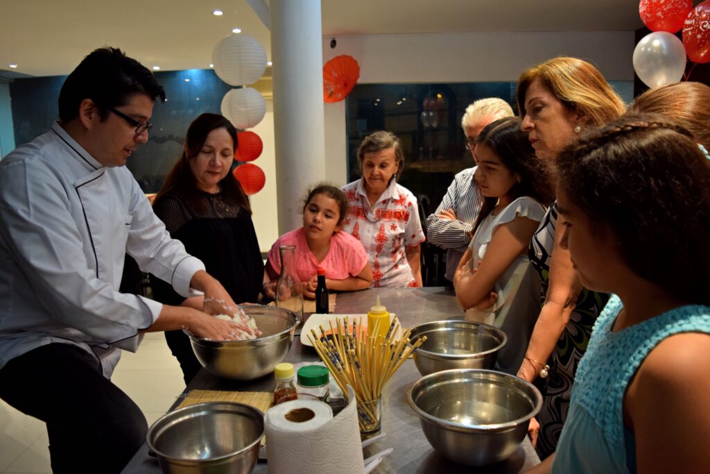 Grupo cocinando en una celebración de Alquimia